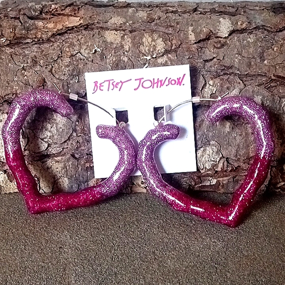New! BETSEY JOHNSON Large Pink Mauve Ombre Heart Hoop Earrings. - Picture 6 of 7